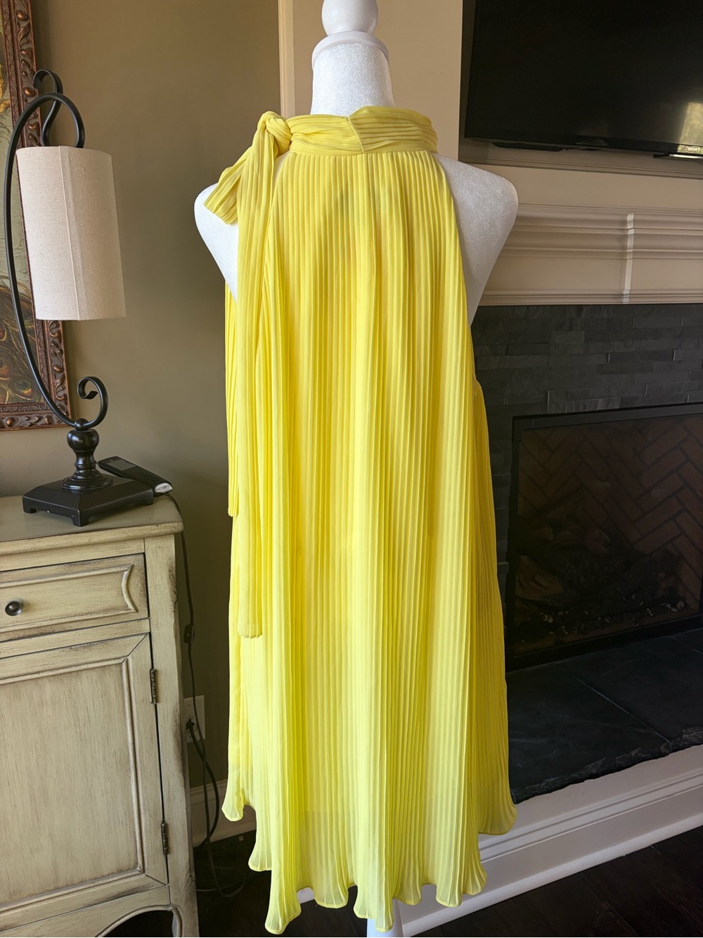 Oleg Cassini Vintage Sz 8 Yellow Pleated Sleeveless Tie Neck Cocktail Dress - Picture 2 of 9